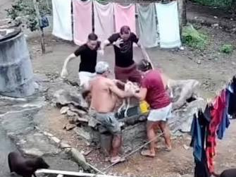 Dois homens e um cachorro caem em fossa sanitária após tampa desabar