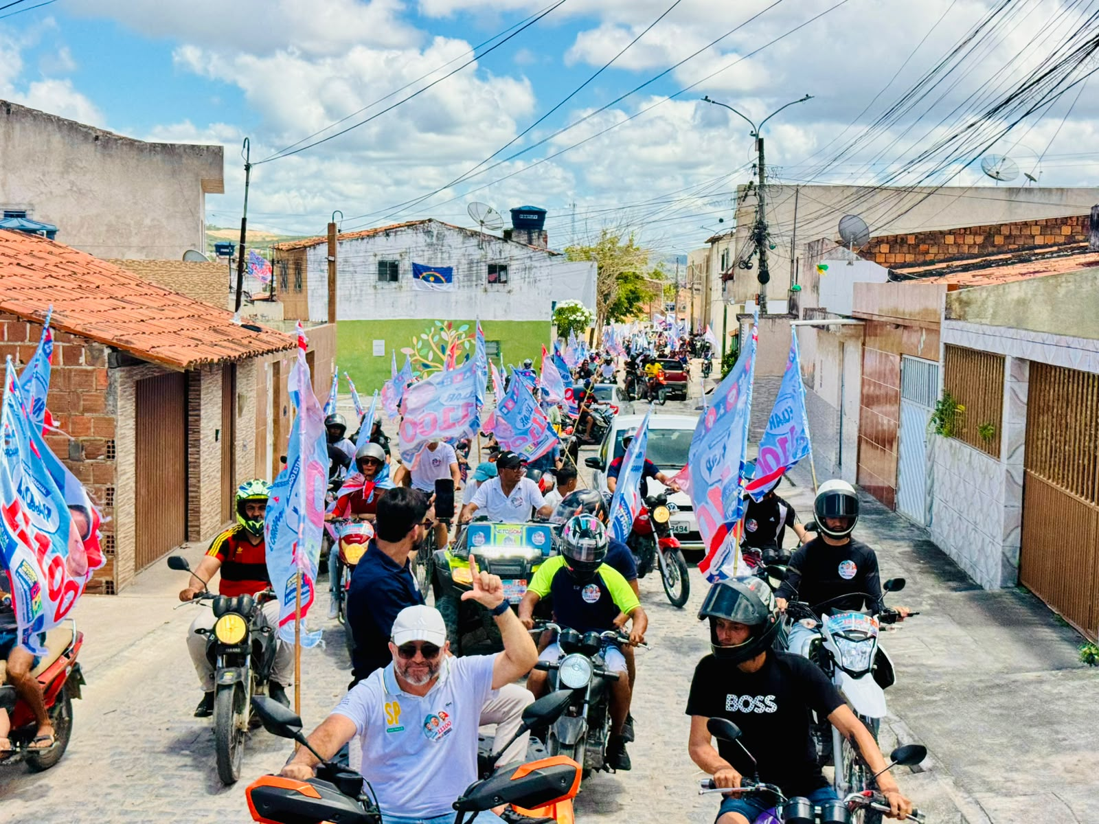 Equipe de Léo do Ar promove motociata em Gravatá enquanto candidato cumpre agenda no Sertão