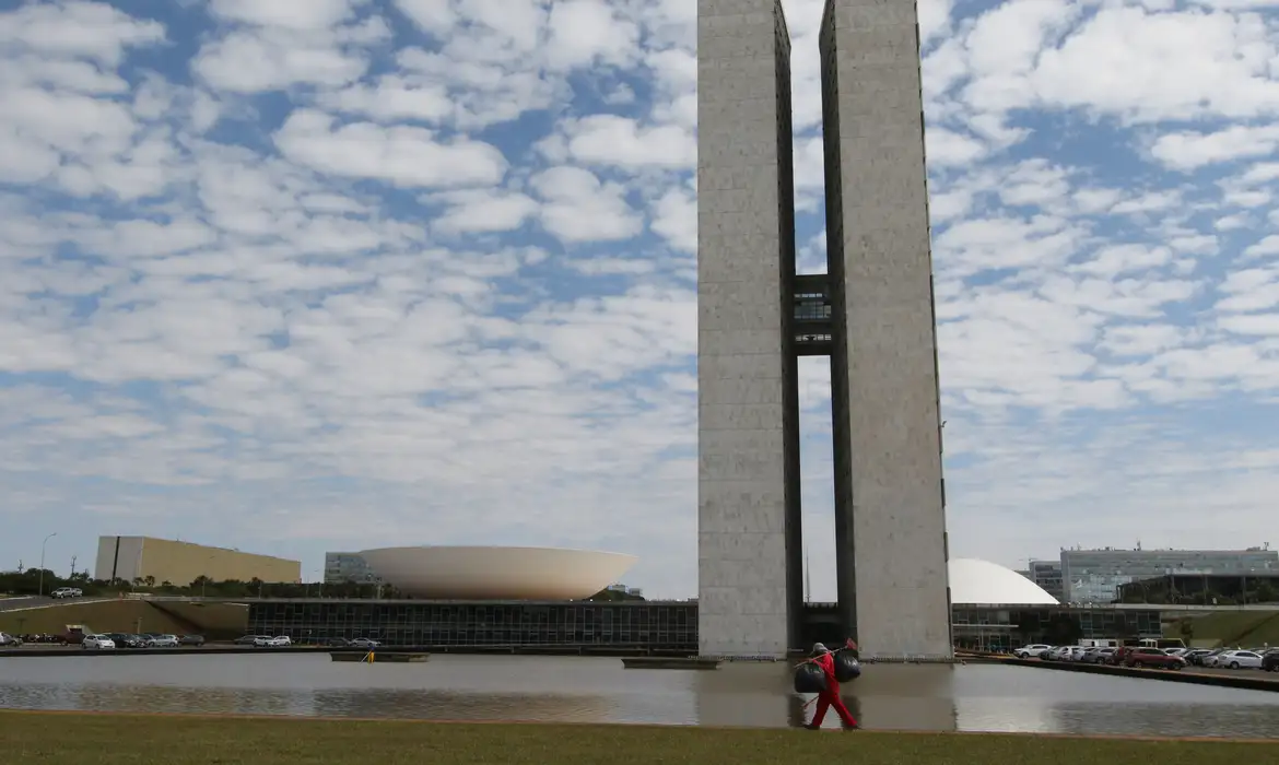 Presidente do Senado marca para segunda votação do fim da escala 6×1