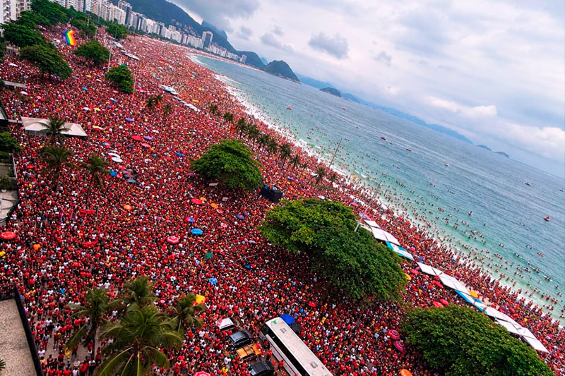 Milhares ocupam Copacabana em ato pela democracia e em apoio a Lula