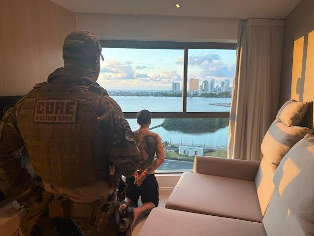Líder do PCC é preso em prédio de luxo no Recife; delegada também foi presa em operação
